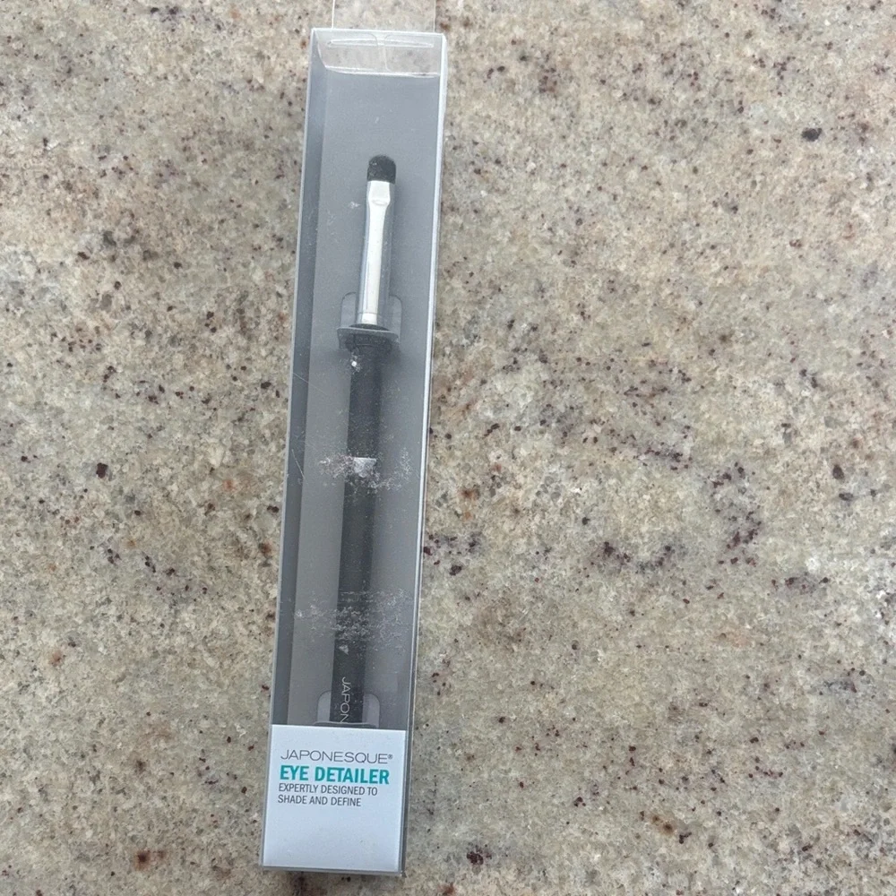 Japonesque Black Eye Detailer Brush - Precision Eye Definer